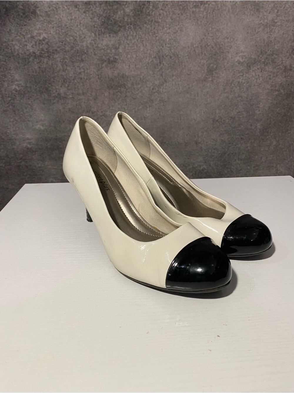 Comfort Plus by Predictions Cap Toe Pumps Heels Cream White Black Patent Sz 6.5